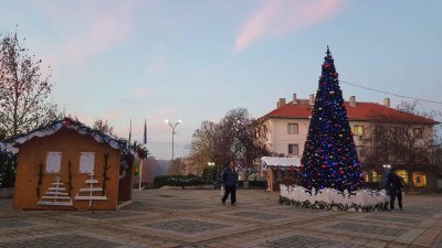 Коледното градче се намира на площад България в Средец