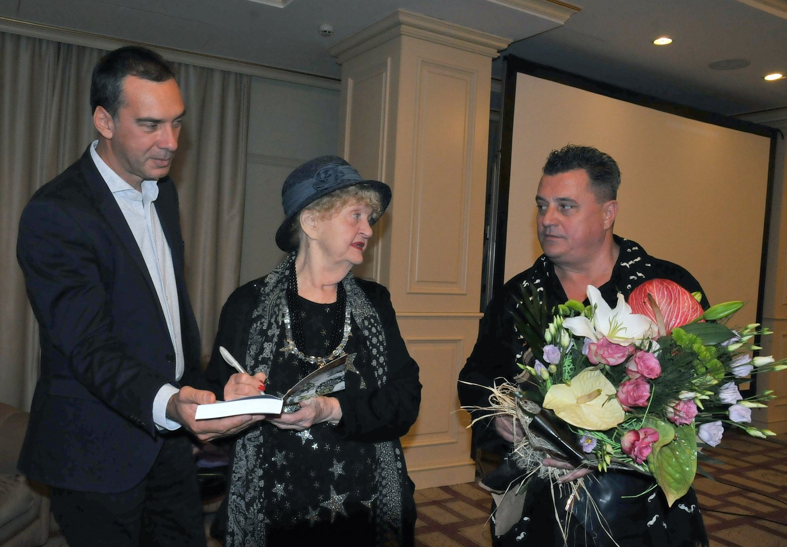 На премиерата на книгата Лолова даде автограф на бургаския кмет Димитър Николов (вляво). Снимки Архив Черноморие-бг