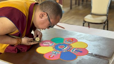 Монасите ще нарисуват тибетска пясъчна мандала