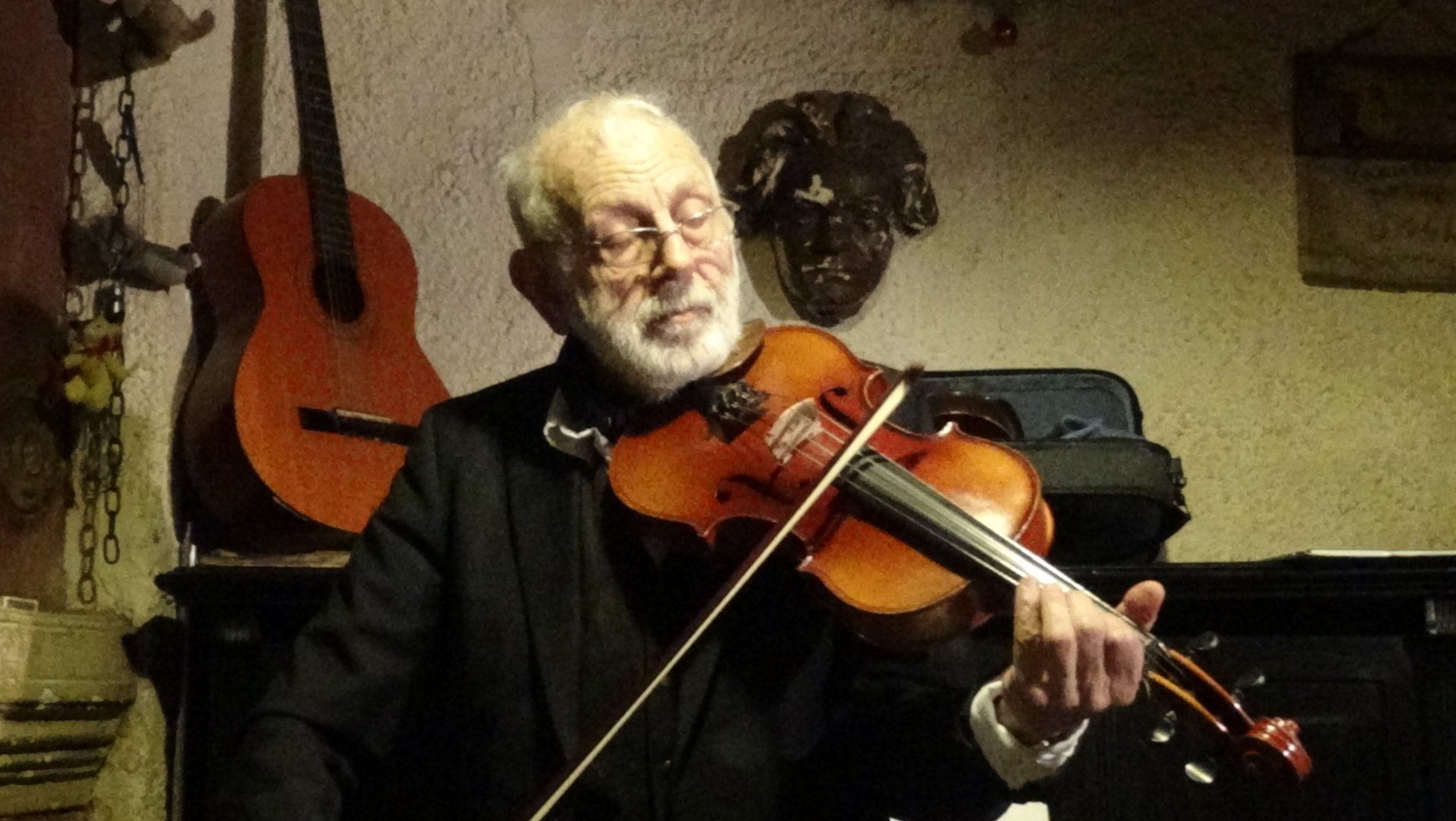 Ицко Финци отново ще вземе цигулка в ръка по време на гостуването си в Бургас. Снимка Архив