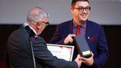 Доц. инж. Йордан Георгиев получава наградата за млад учен Питагор