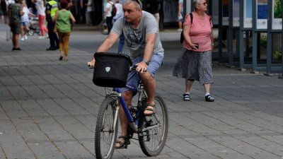Въпреки забраната, бургазлии продължавата да въртят педали по пешеходните улици на града. Снимки Бургас без цензура