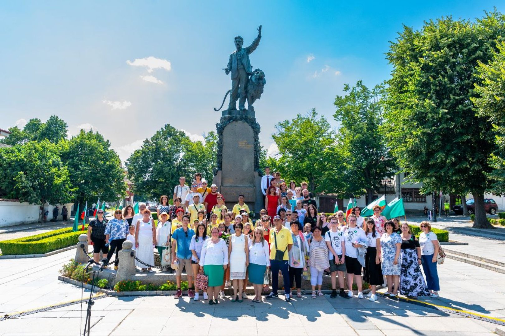 Учениците заедно с другите участници от цялата страна се снимаха и пред паметника на Левски в Карлово. Снимки ПГТ Проф. д-р Асен Златаров