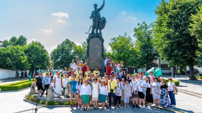 Учениците заедно с другите участници от цялата страна се снимаха и пред паметника на Левски в Карлово. Снимки ПГТ Проф. д-р Асен Златаров