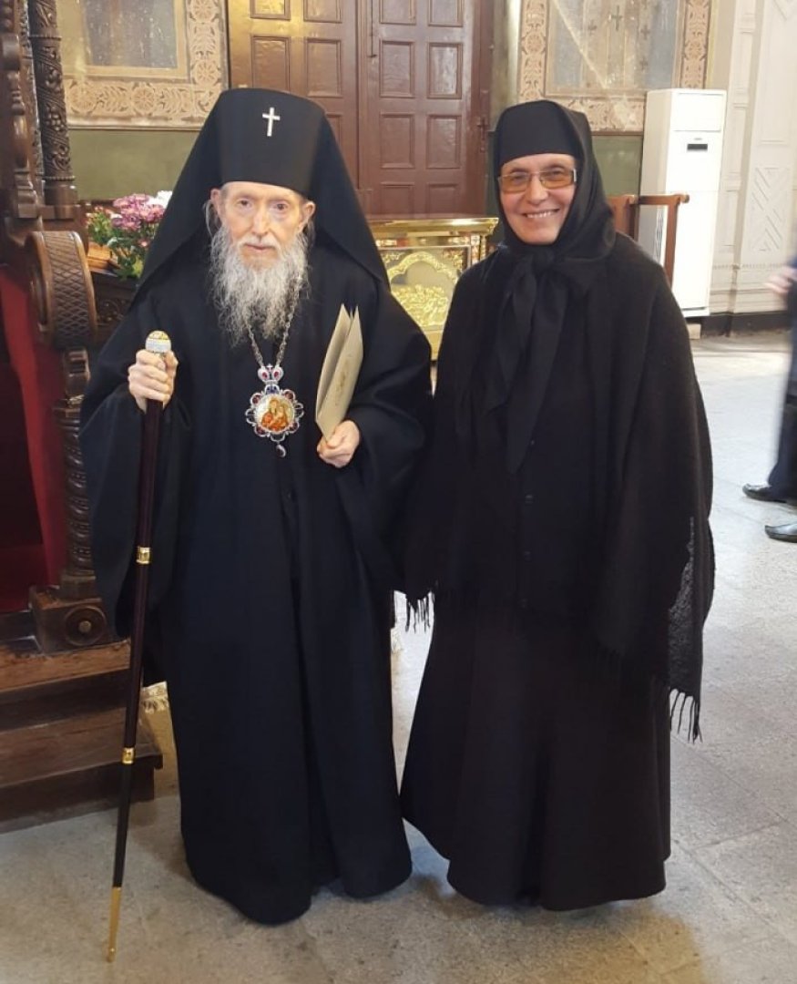 Снимка за спомен на монахиня Ксения със Сливенския митрополит Йоаникий. Снимка Личен архив