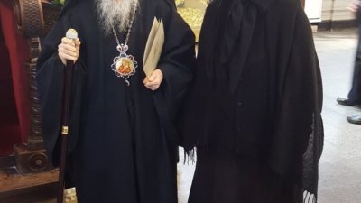 Снимка за спомен на монахиня Ксения със Сливенския митрополит Йоаникий. Снимка Личен архив