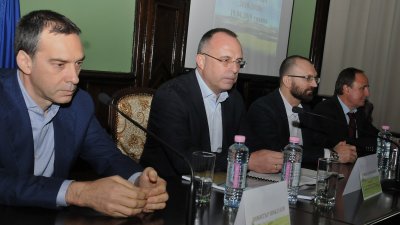 Министър Порожанов (вторият отляво надясно) участва в информационния ден в Бургас. Снимки Тодор Ставрев