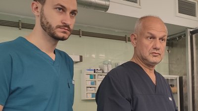 Д-р Христо Хлебаров и проф. д-р Валентин Василев (отляво надясно) са част от екипа на клиниката. Снимка УМБАЛ