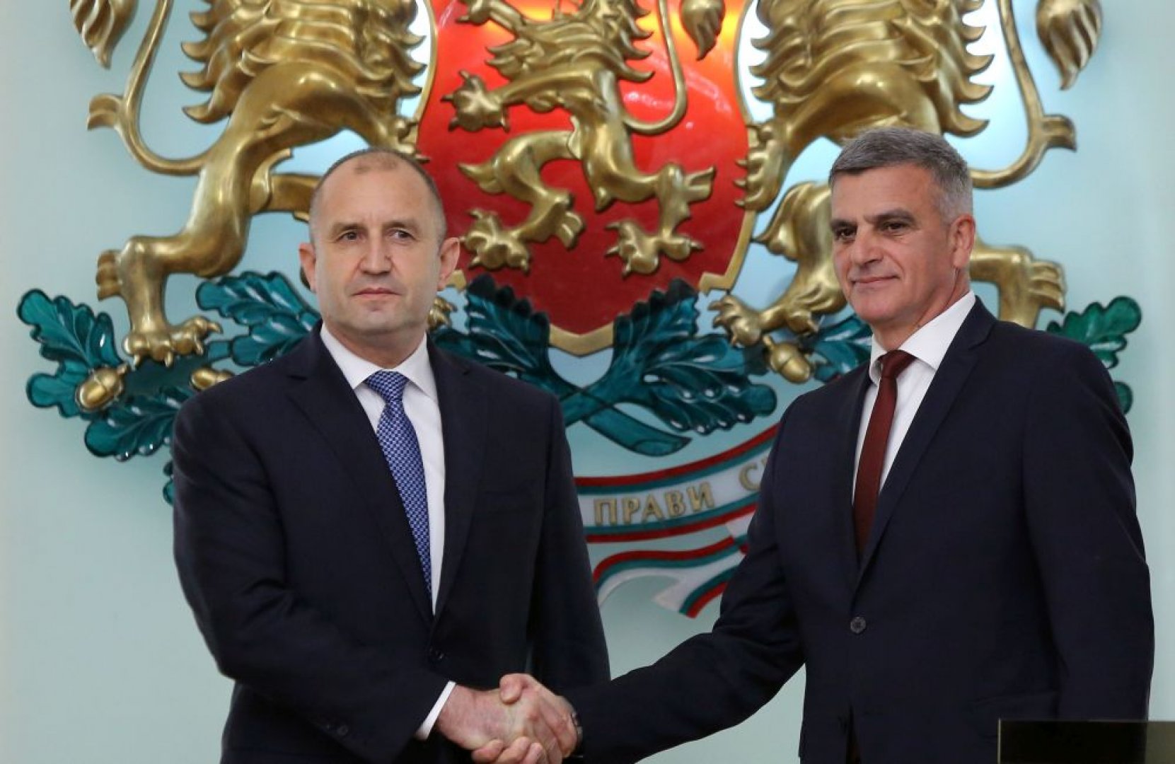 Стефан Янев (вдясно) бе секретар по сигурност и отбрана на президента Румен Радев, който го назначи за служебен премиер тази година