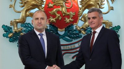 Стефан Янев (вдясно) бе секретар по сигурност и отбрана на президента Румен Радев, който го назначи за служебен премиер тази година