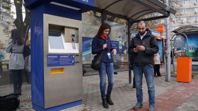 Вандали направиха опит да разбият машината за билети на спирка Тракия във Варна