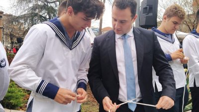 Филип Юсмен показа на депутата Жечо Станков как да върже възела. Снимки авторът
