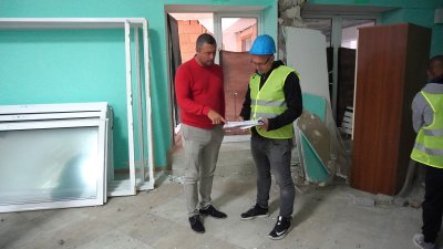 Кметът Георги Лапчев инспектира дейността по ремонт на сградата. Снимки Община Царево
