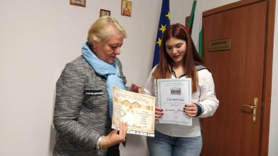 Директорът Христина Жабова награди момичетата от мажоретния състав