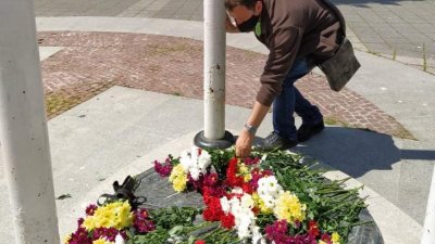 Бургазлии оставиха цвете в основата на Часовника в памет на Ваня Костова 