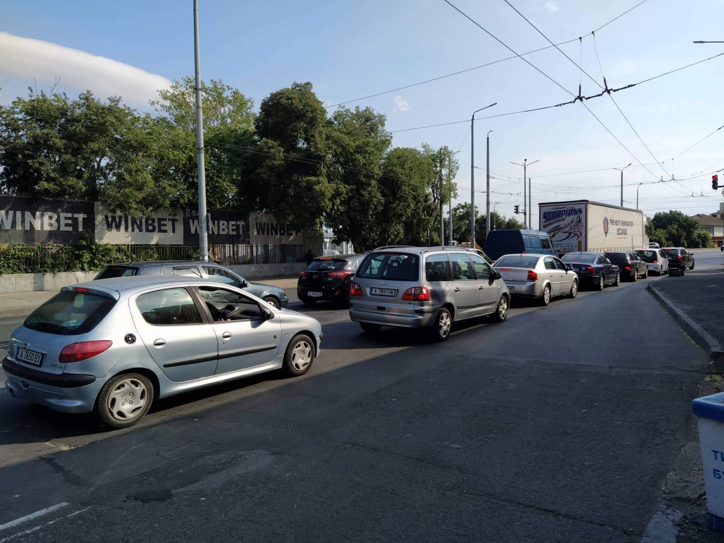 На светофара на стадион Черноморец се чака с минути, за да се мине кръстовището. Снимки Петя Добрева
