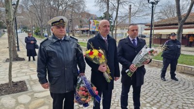 Кметът на Созопол Тихомир Янакиев (в средата) и председателят на ОбС Георги Пинелов се включиха в тържествата за 3-ти март. Снимки Община Созопол