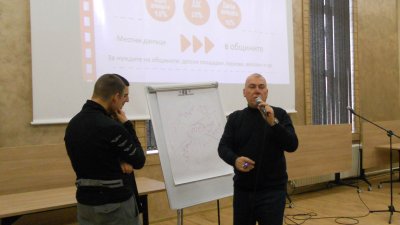 Христо Узунов (вдясно) обясни на учениците как да работят с парите. Снимка НАП