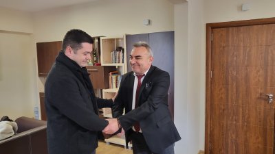 Министърът на културата Кръстю Кръстев (вдясно) се срещна с Богдан Петканин в бургаския театър. Снимка Министерство на културата