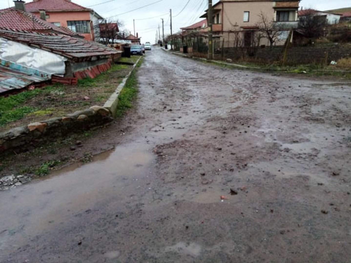 Четири улици в Българово са с окаяно състояние. Снимки БСП