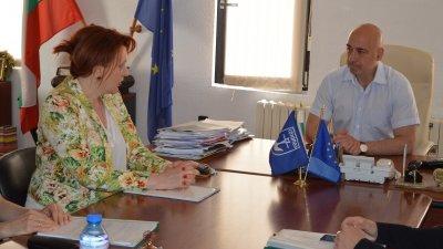 Мария Нейкова се е срещнала с кмета на община Созопол Тихомир Янакиев. Снимка Областна управа
