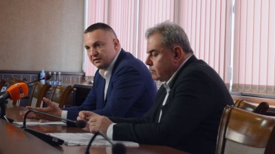 Защо проектът не стартира по-рано, е въпрос към управляващите държавата през тези три години, коментира кметът на Варна Иван Портних (вляво). Снимка Община Варна