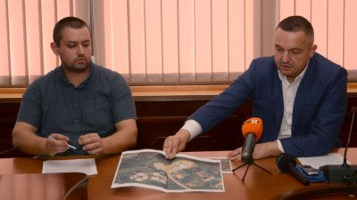 Кметът на Варна Иван Портних (вдясно) показа снимки, за да онагледи твърденията си. Снимка Община Варна