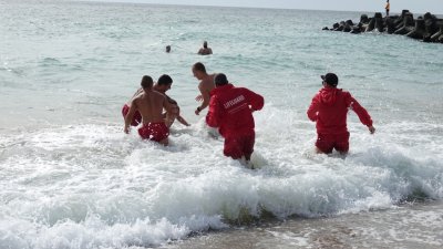 Състезанието е за спасители на плажове и басейни. Снимка Община Варна