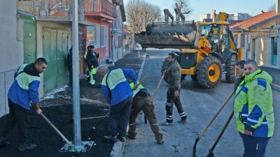Дейностите по ремонт на улиците в район Младост продължават. Снимки Община Варна