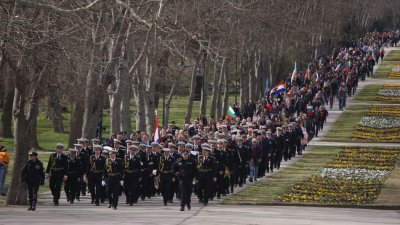 Хиляди варненци се включиха в празничното шествие на 3 март във Варна. Снимки Община Варна