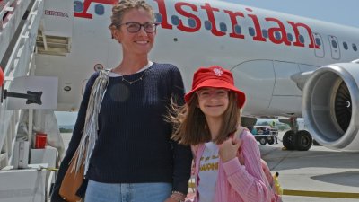 Милена Джусто е пътник 1 000 001, който бе посрещнат на летището във Варна днес. Снимки Община Варна