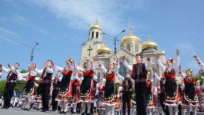 Празникът започна от катедралния храм Успение Богородично. Снимки Община Варна