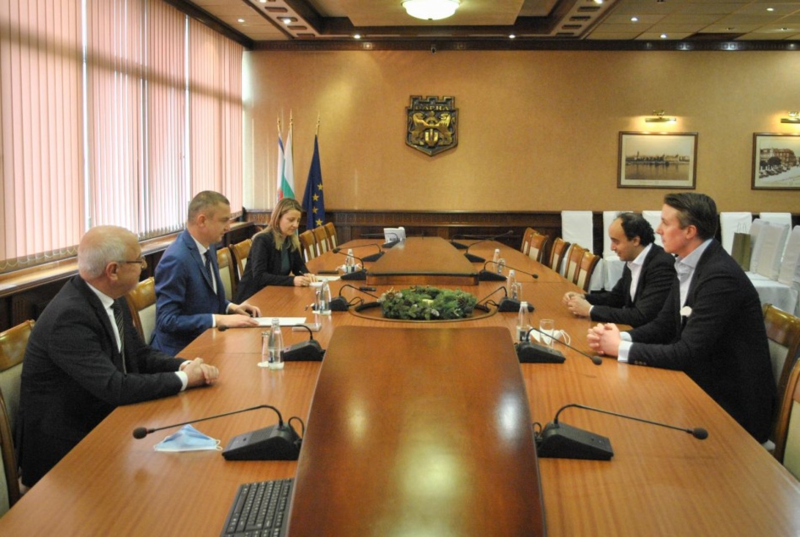 Принц Виктор фон Изенбург (на преден план вдясно) се срещан с кмета на Варна Иван Портних. Снимки Община Варна