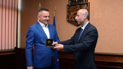 Кметът на Варна (вляво) се срещна с посланик Отар Бердзенишвили. Снимка Община Варна