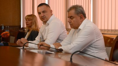 Кметът на Варна Иван Портних (в средата) и част от екипа му представиха рамката на проектобюджета. Снимка Община Варна