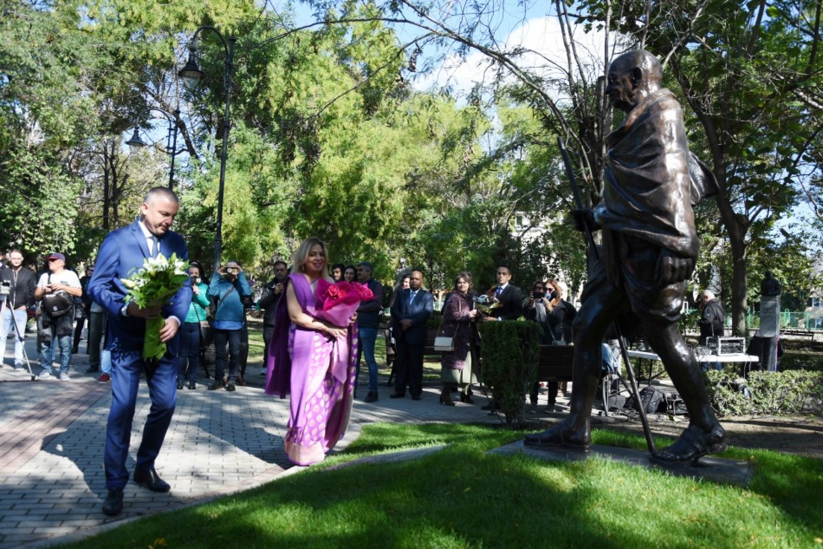 Паметникът е разположен в градинката до Градската художествена галерия във Варна. Снимки Община Варна