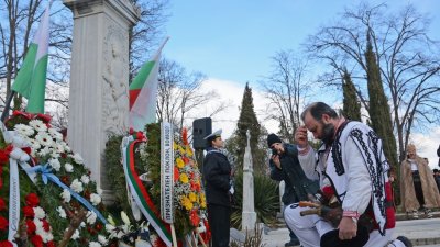 Паметта на войводата бе почетена с молитва пред паметника му във Варна. Снимки Община Варна