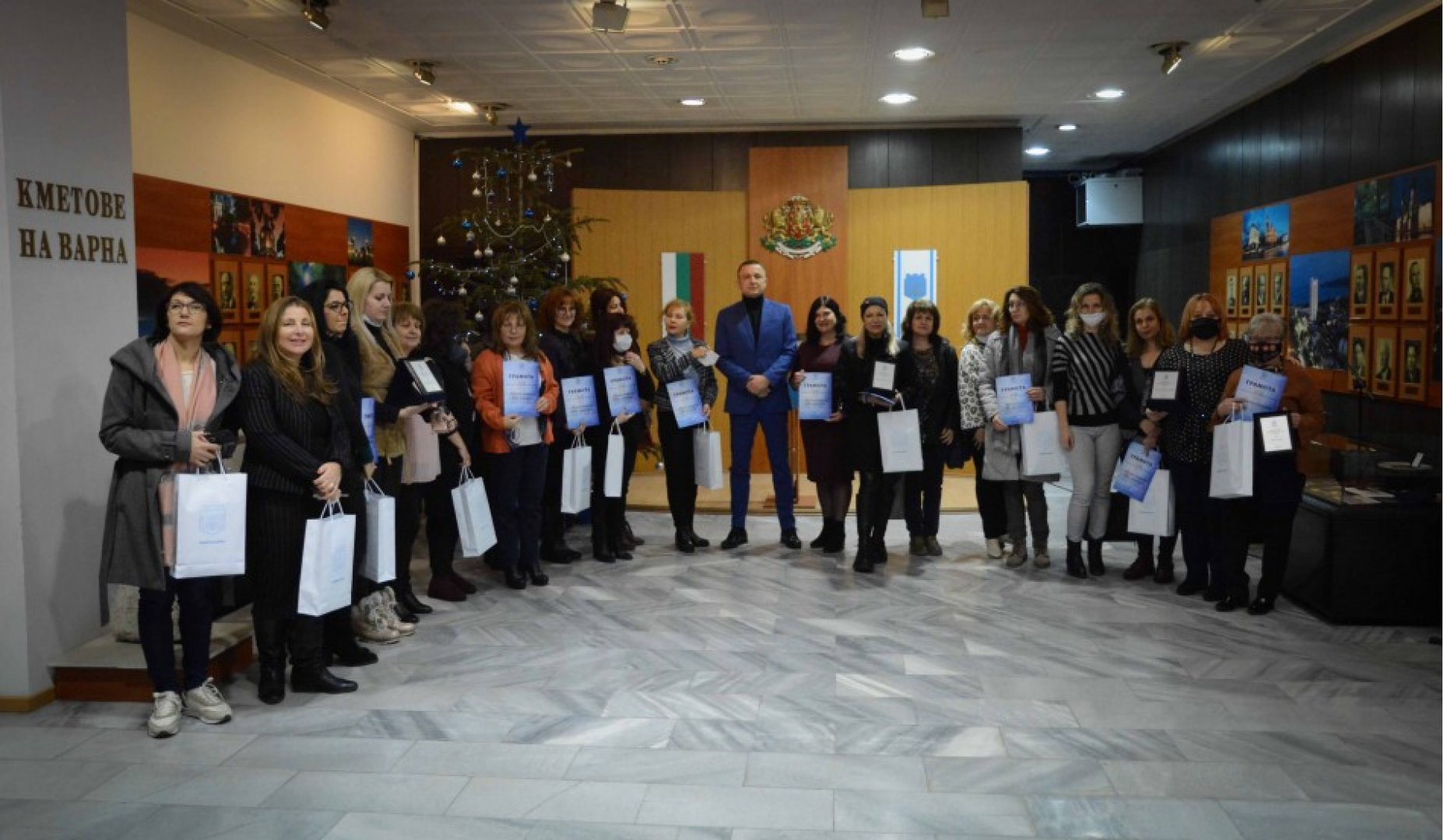 Кметът на Варна Иван Портних връчи наградите на отличените. Снимки Община Варна