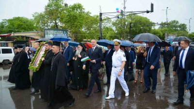 Дъждът не помрачи настроението на днешното шествие. Снимки Община Варна