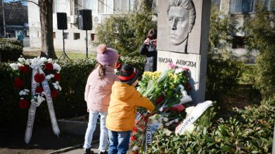 Жители на Варна се поклониха пред паметника на Васил Левски. Снимки Община Варна