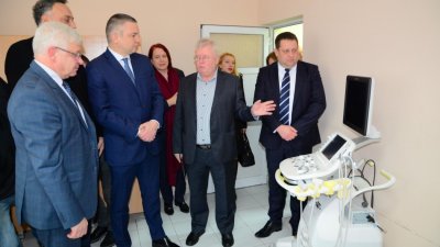 Управителят на болницата проф. Георги Кобаков показа новата апаратура. Снимки Община Варна