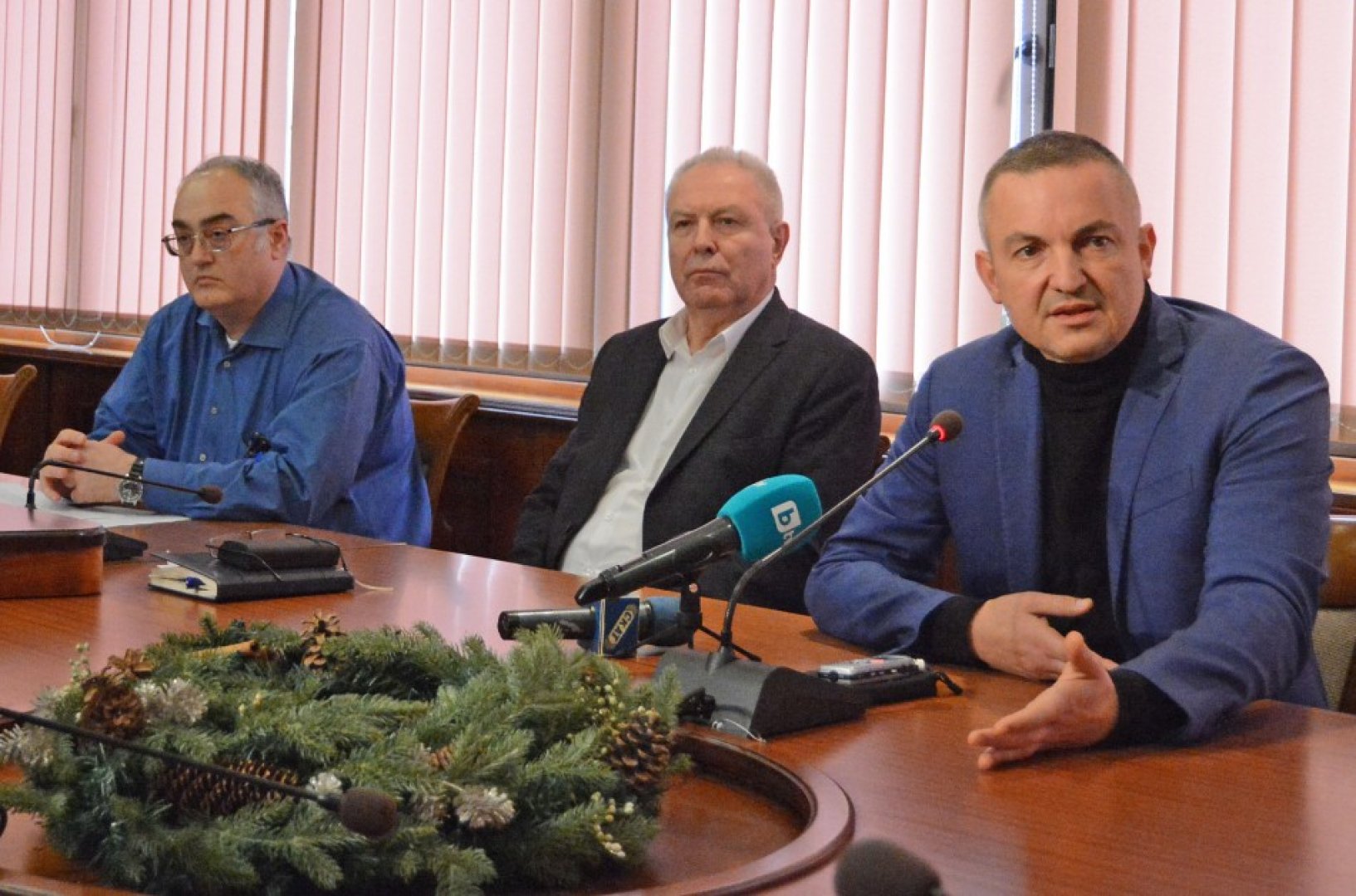 Кметът на Варна Иван Портних (вдясно) разясни цената на превозните документи. Снимка Община Варна