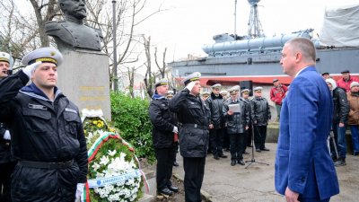 Венци и цветя бяха поднесени с военен ритуал пред паметника на офицера в Морската градина. Снимки Община Варна