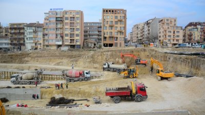 Предстои да бъде завършена подмяната на канализация и водопроводи в северното платно. Снимки Община Варна