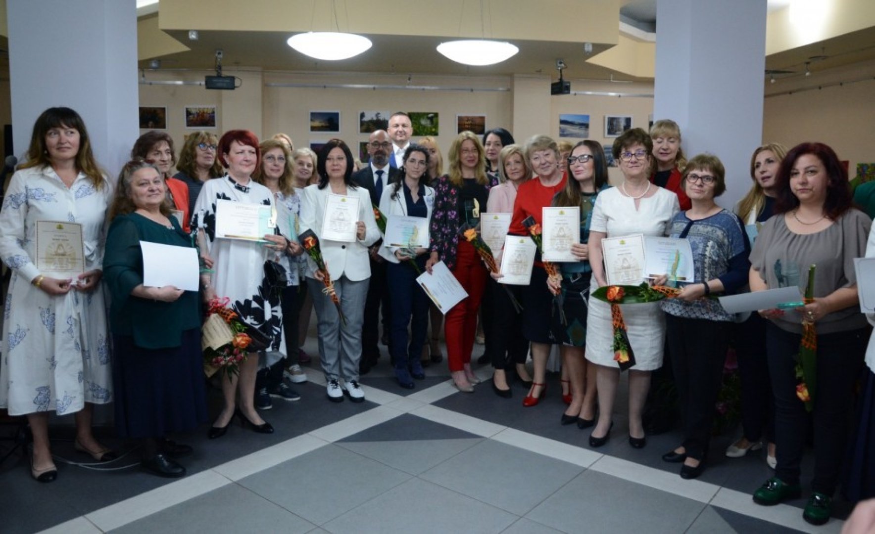 Отличията бяха връчени от Ирена Радева - началник на РУО Варна. Снимки Община Варна