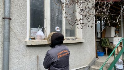 Доброволците помагат на служителите на социалните звена. Снимки Община Варна