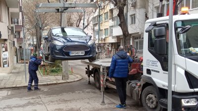 Двата паяка във Варна вече работят и отново вдигат неправилно паркирани автомобили. Снимки Община Варна