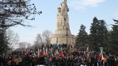 Въпреки дъждовното време стотици варненци отдадоха почит на загиналите в Руско-турската освободителна война