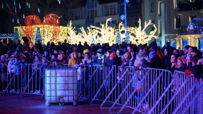 Стотици варненци посрещнаха новата година на площада. Снимки Община Варна