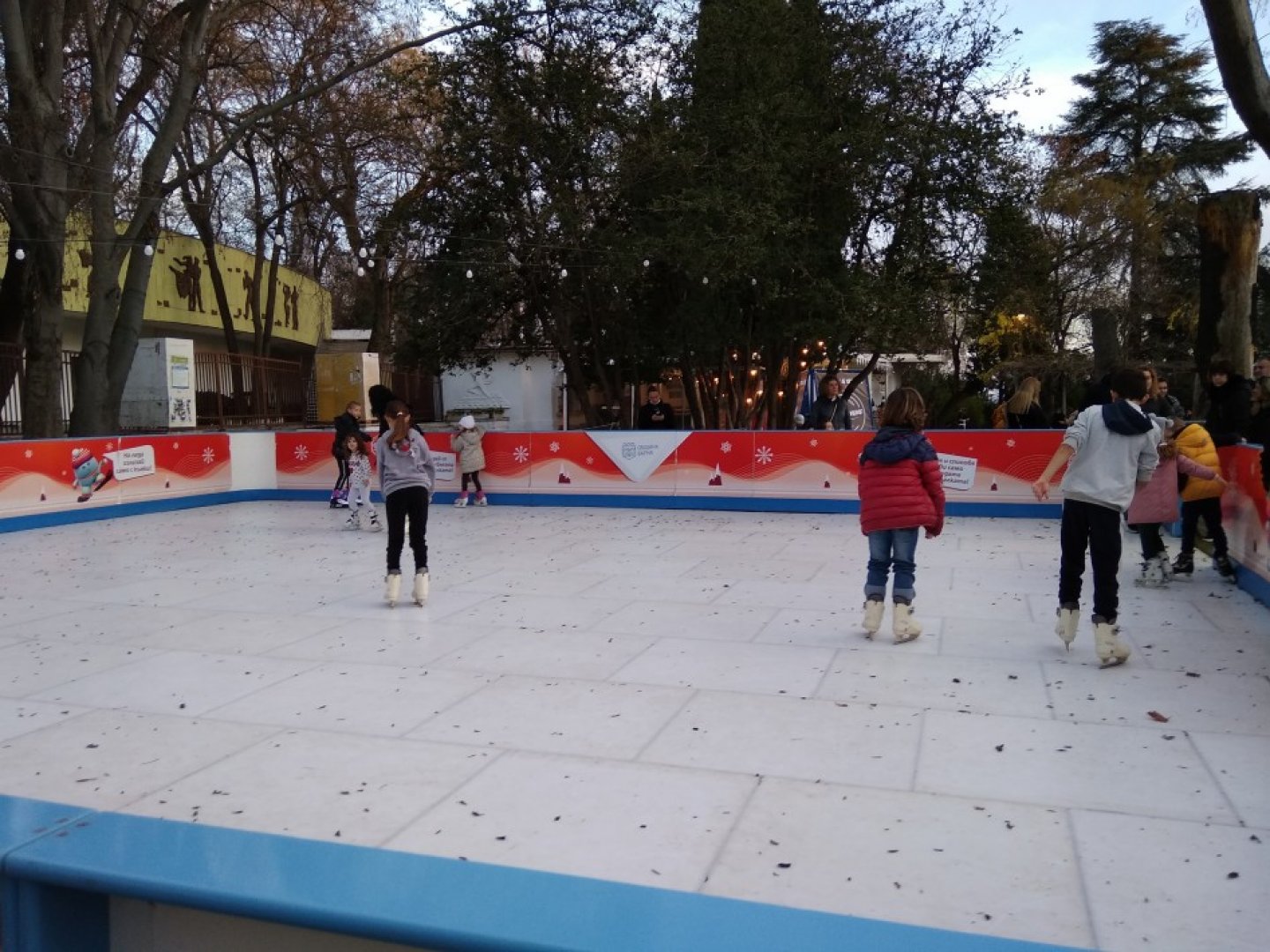 Ледената пързалка ще работи от 6-ти декември. Снимка Община Варна